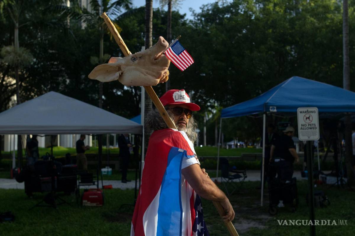 $!Un partidario del expresidente Donald Trump protesta frente al Palacio de Justicia de los Estados Unidos Wilkie D. Ferguson Jr. en Miami.