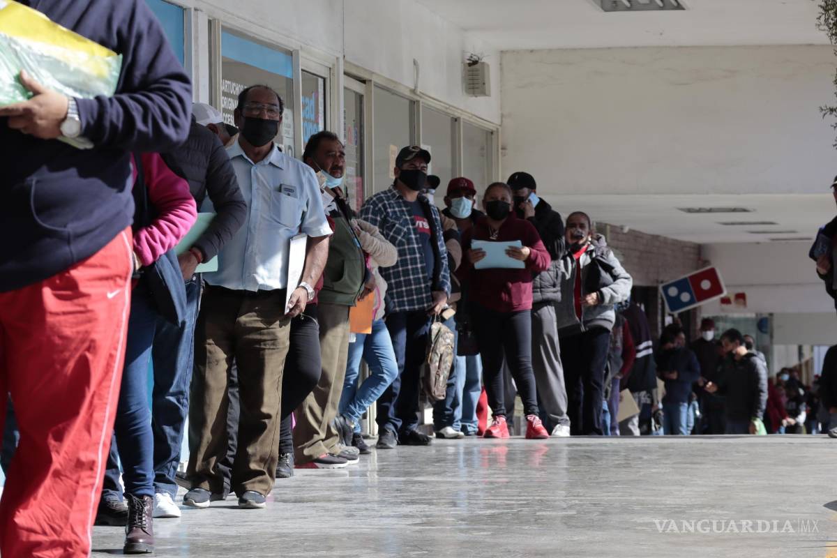 ‘Se va todo el día en esto’; saltillenses se quejan porque no se respeta cita para recoger placas