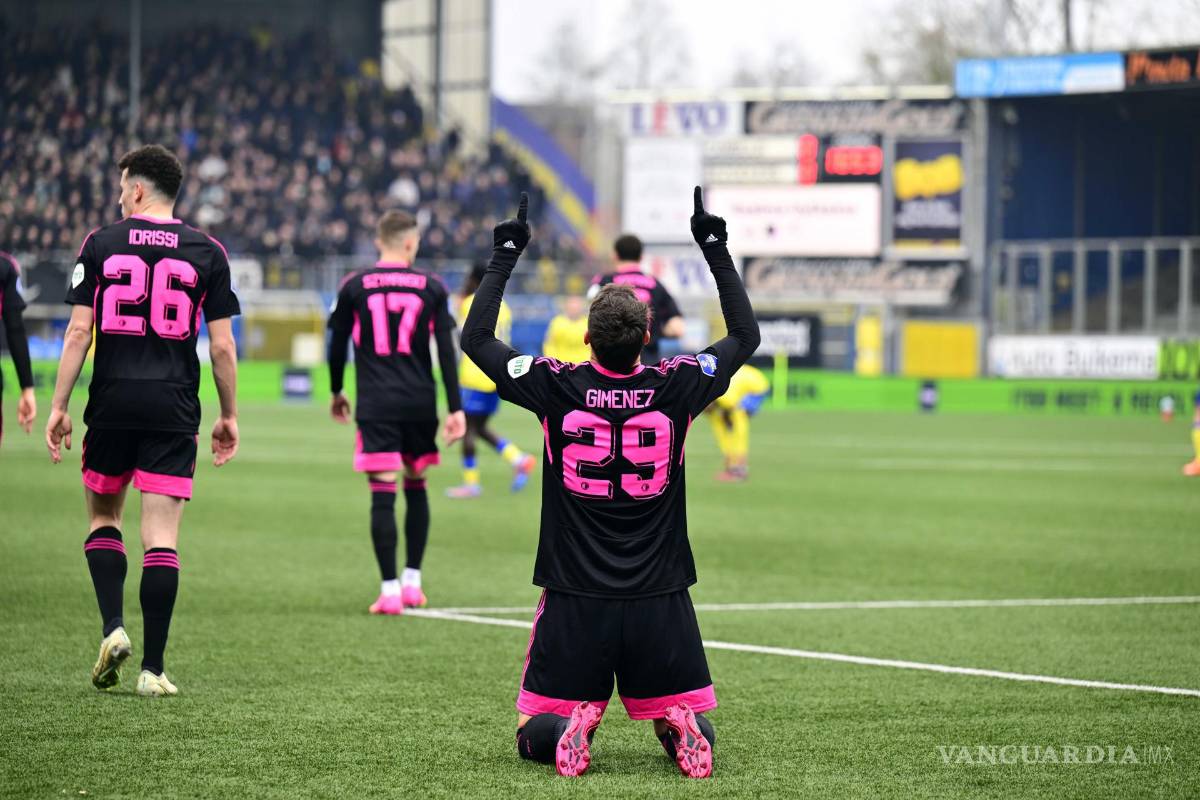 $!Santiago Giménez celebra su gol 11 en la Eredivisie; 19 en lo que va de la campaña 2022-23 en Europa.