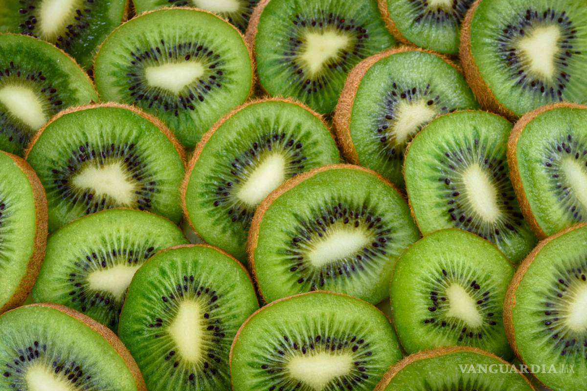 $!El kiwi destaca por su alta concentración de vitamina C, incluso superior a la de muchos cítricos.