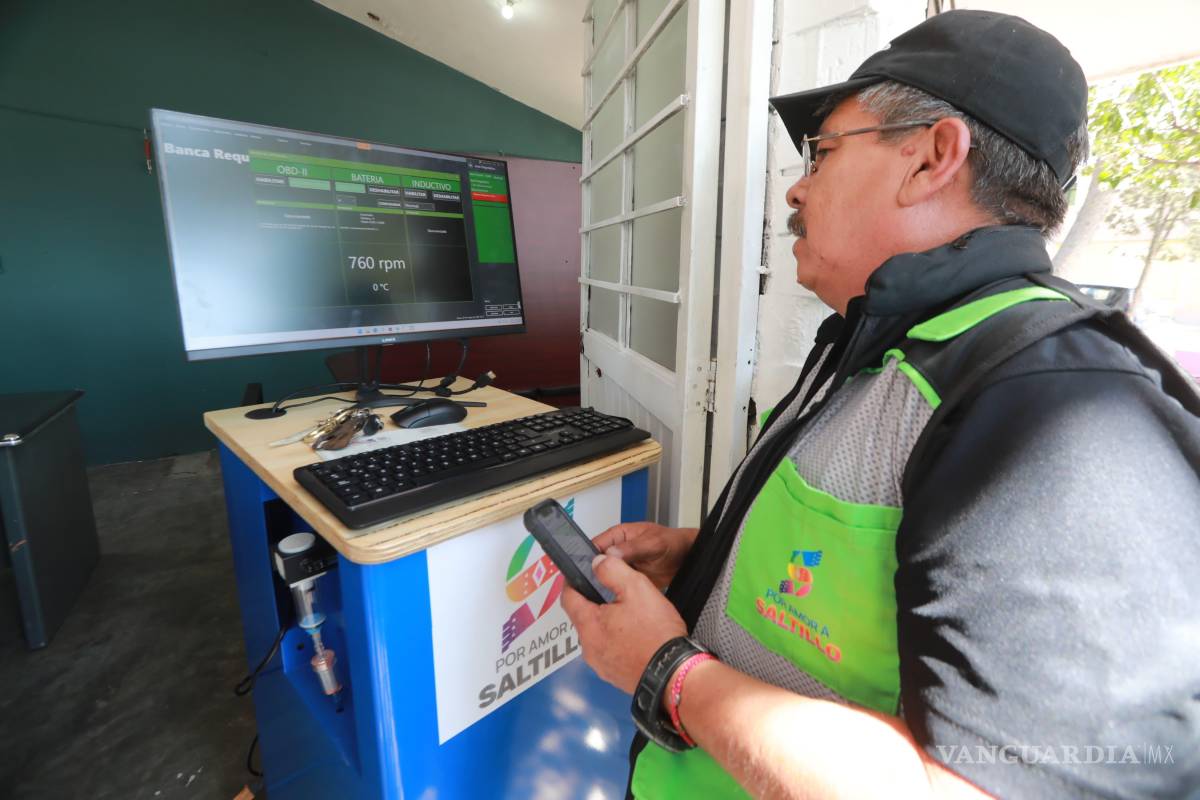 $!Técnico de Medio Ambiente realiza prueba de emisiones a vehículo particular con los nuevos sistemas de medición.