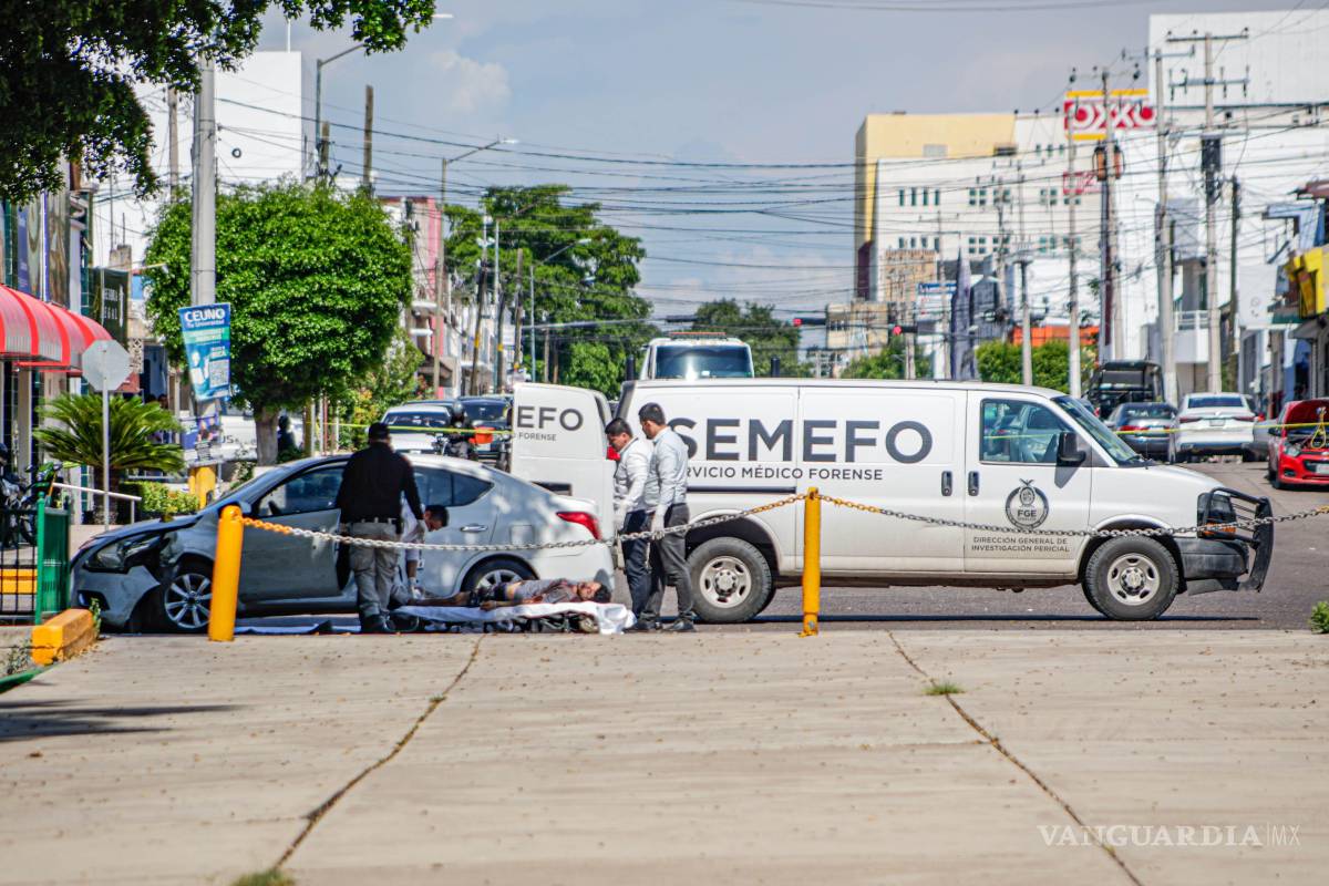 $!Las dos víctimas fueron asesinadas con ráfagas de fusiles automáticos, siguen sin ser identificadas.