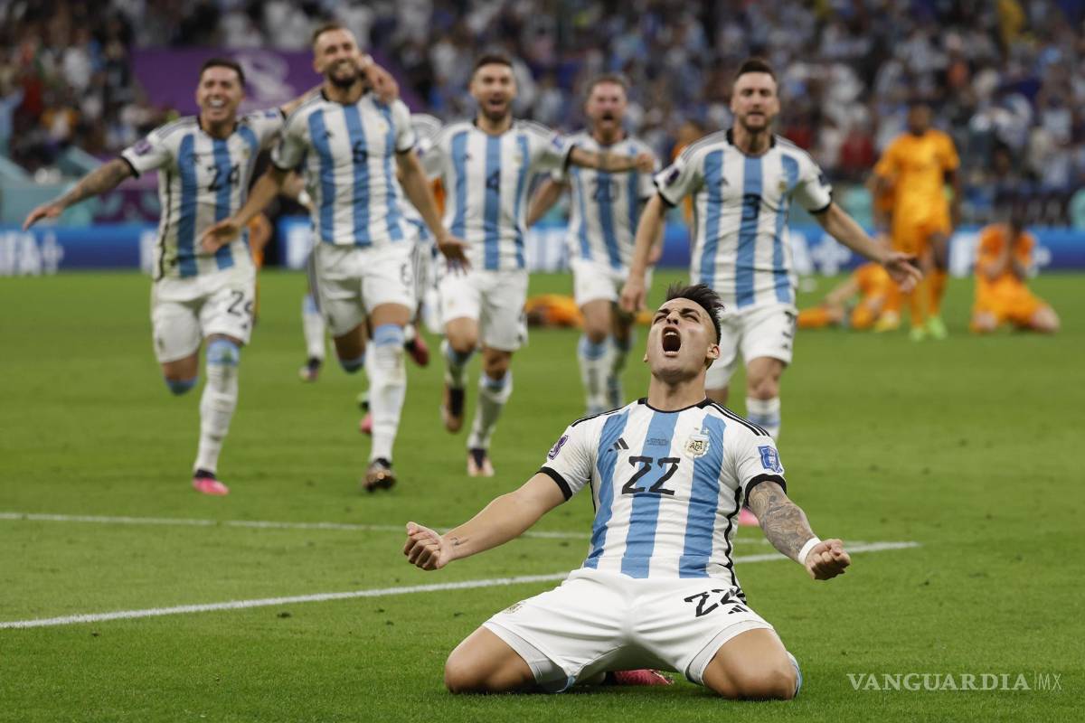 $!Lautaro Martínez festeja la anotación del penal que le dio el pase a Argentina.