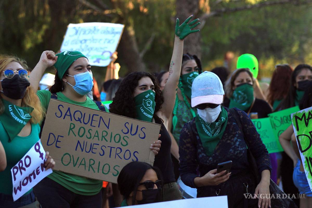 $!Imagen del 28 de septiembre de 2021 que muestra a mujeres mientras se manifiestan a favor del aborto, en Ciudad Juárez, Chihuahua. EFE/Luis Torres
