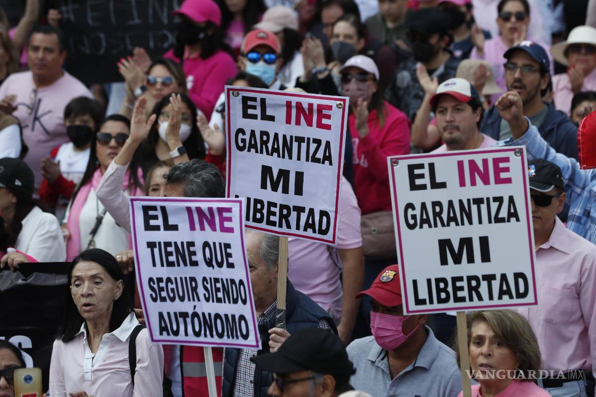 $!Miles de personas marchan por la reconocida avenida Paseo de la Reforma, hoy, en la Ciudad de México (México).