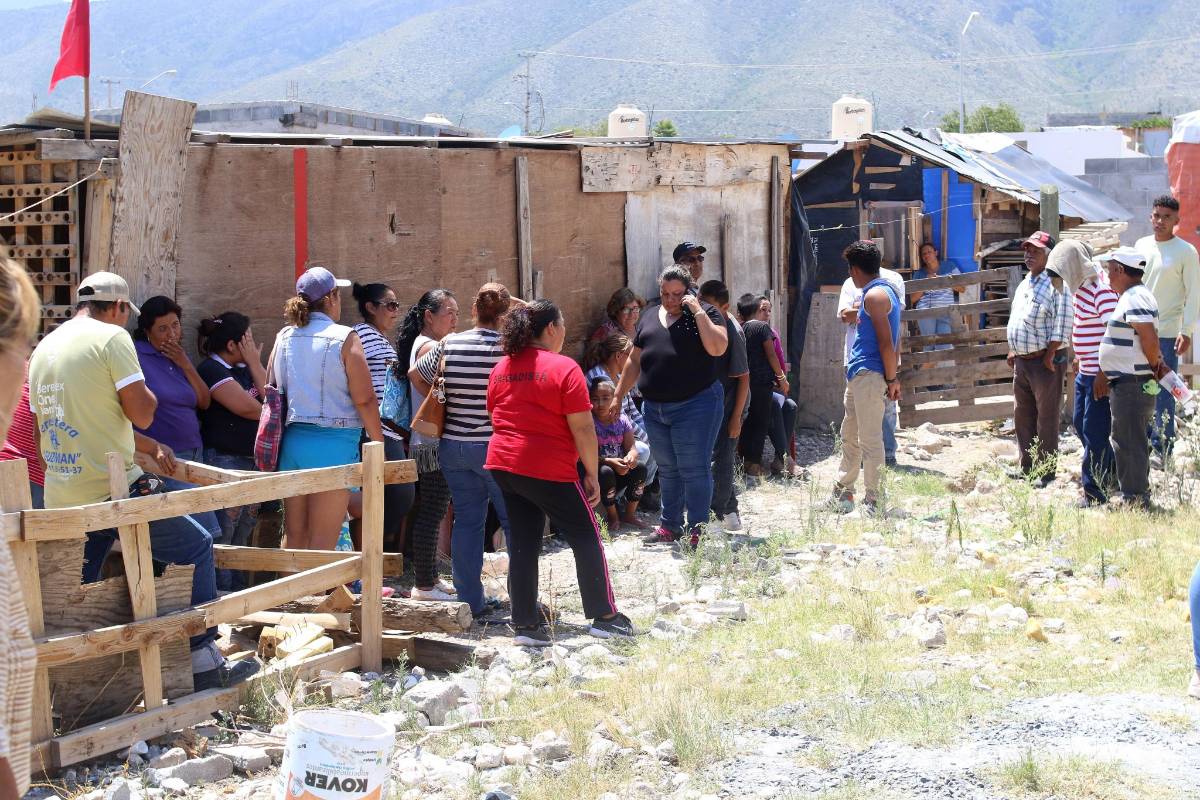 $!'Paracaidistas' se disputan a golpes predio de Saltillo; se movilizaron unidades de la Policía Municipal