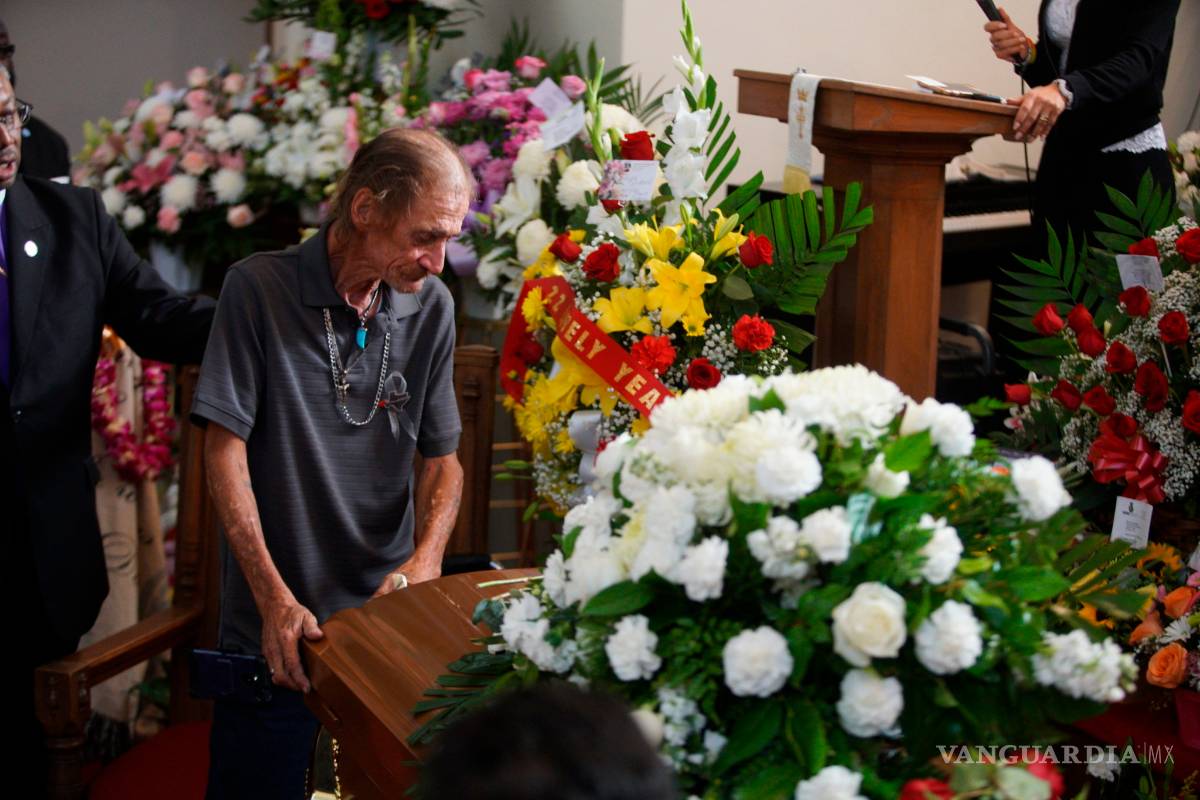 $!Antonio Basco no estuvo solo, cientos lo acompañan en el funeral de su esposa una de víctimas de la masacre en El Paso