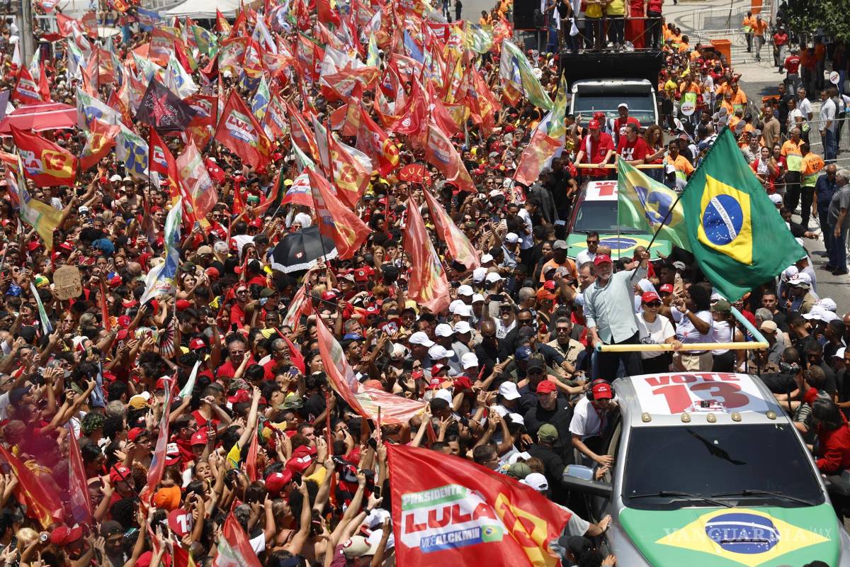 $!El mandatario brasileño y candidato a la reelección, Luiz Inácio Lula da Silva (d), saluda a simpatizantes este sábado, en la playa de Copacabana en Rio de Janeiro.
