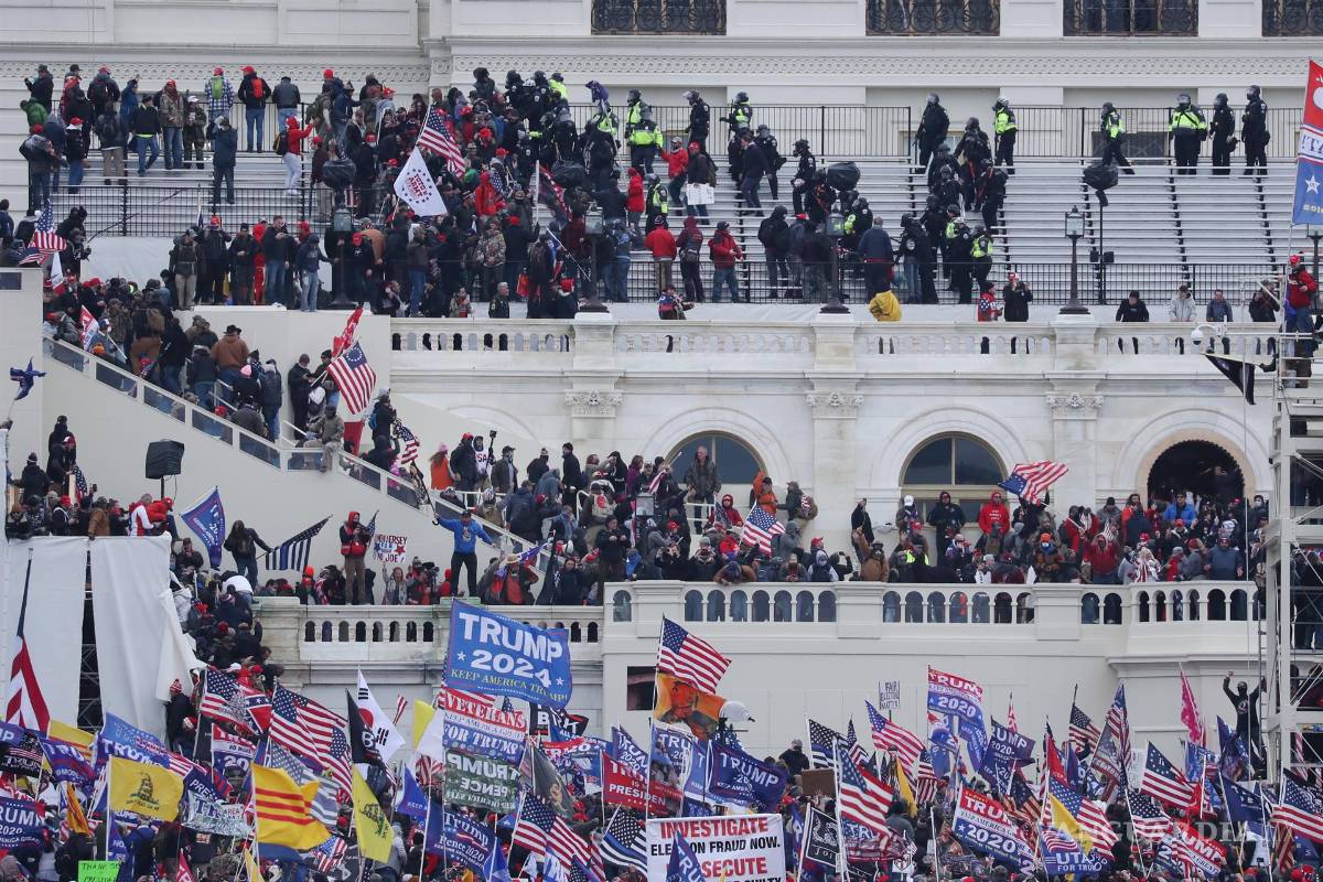 $!Manifestantes pro-Trump ocupan los terrenos del frente oeste del Capitolio. EFE/EPA/Michael Reynolds