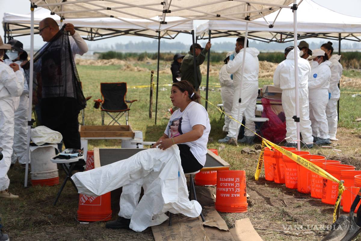 $!CIUDAD DE MÉXICO, 16ABRIL2026.- Familias buscadoras, personal forense y de la Policía de Investigación capitalina continúan trabajando a dos semanas de hallarse restos óseas en las inmediaciones de la Laguna “La Habana” en los límites de Tláhuac-Chalco. Hasta el momento, no sean confirmado las hipótesis alrededor de los hallazgos, sin embargo, se menciona por un lodo que pertenecen a vestigios arqueológicos y por otro que podría ser víctimas de algún delito.