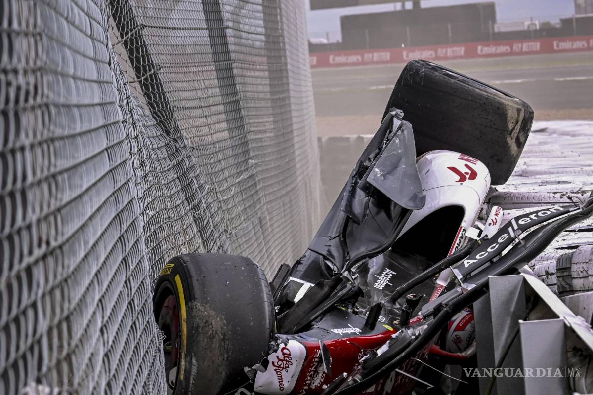 $!Aspectos del accidente de Guanyu Zhou de Alfa Romeo.