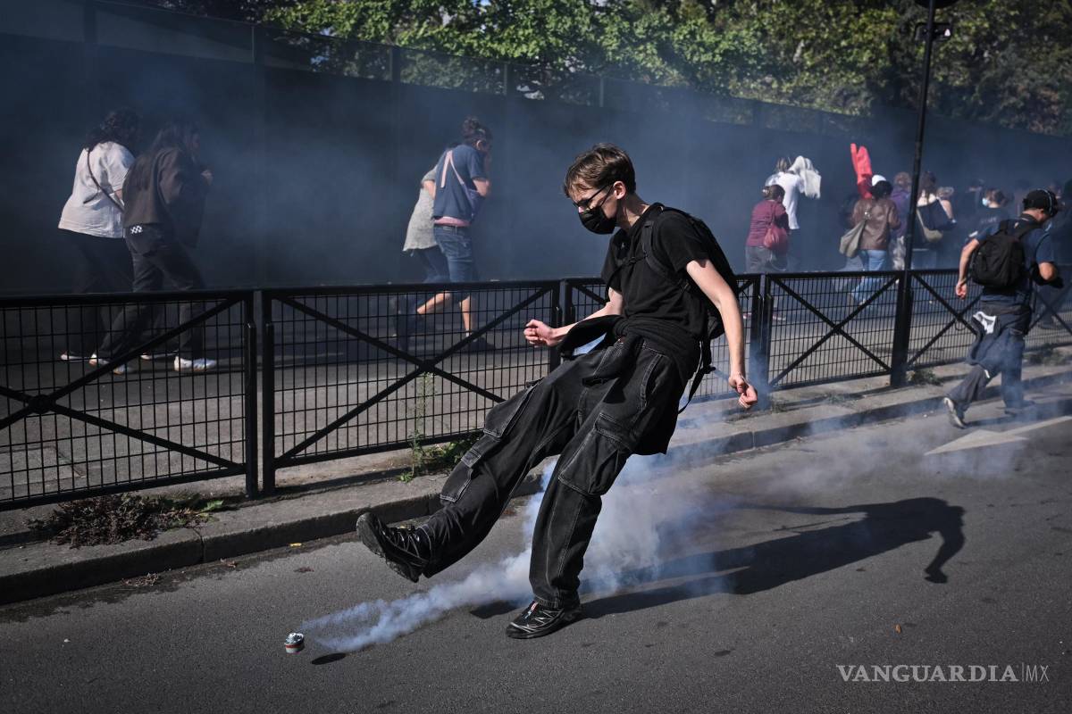 $!Con gases lacrimógenos las autoridades han atacado a los manifestantes de París.