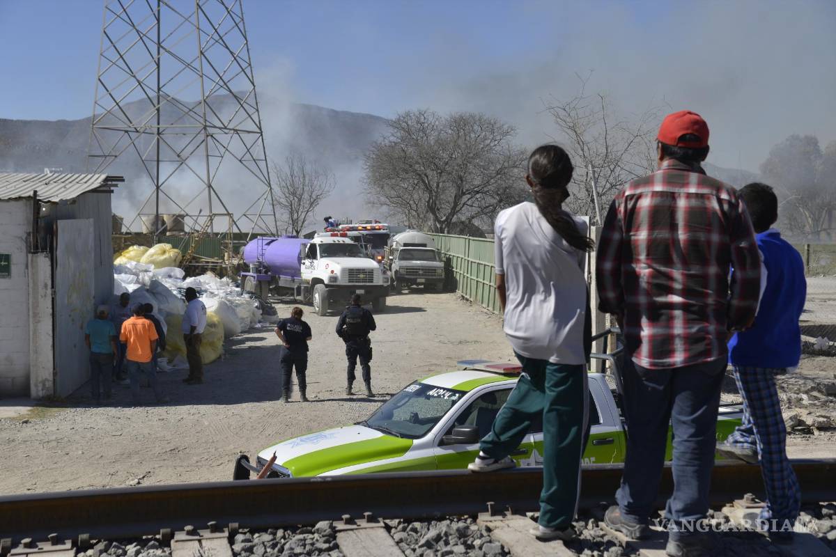 $!El fuego también alcanzó un vehículo revolvedor de cemento y una camioneta de tres y media toneladas de plataforma.