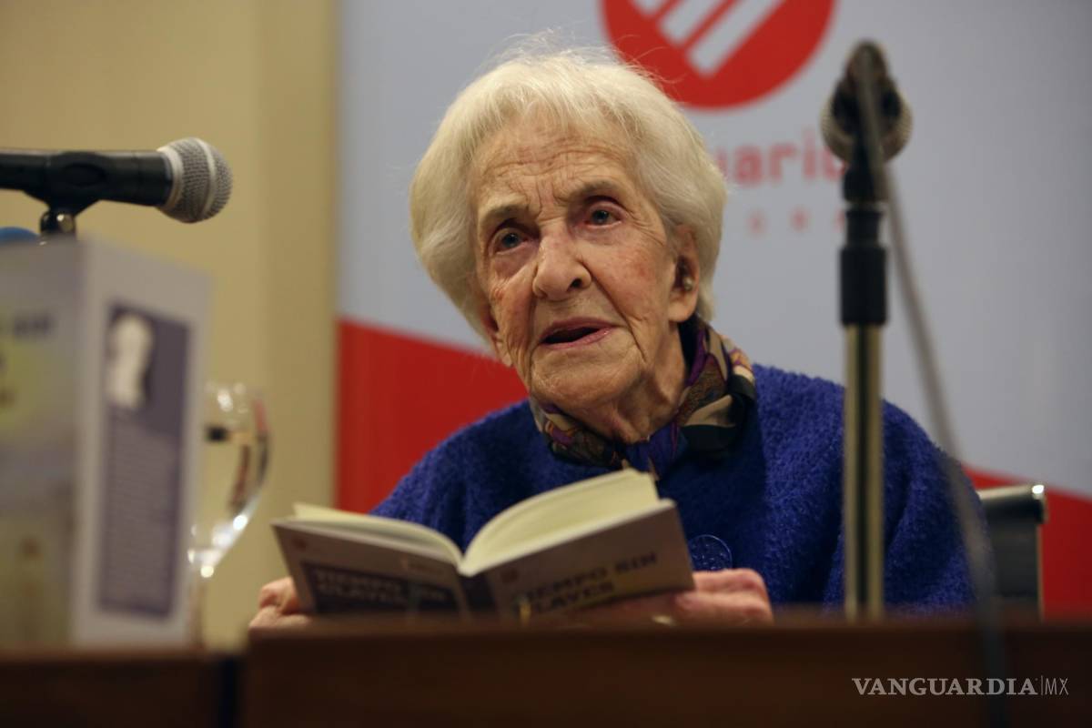 $!La poeta uruguaya Ida Vitale recita los poemas de su nuevo libro “Tiempo sin claves” durante su presentación en el Museo Nacional de Artes Visuales de Uruguay en Montevideo (Uruguay). EFE/Alejandro Prieto