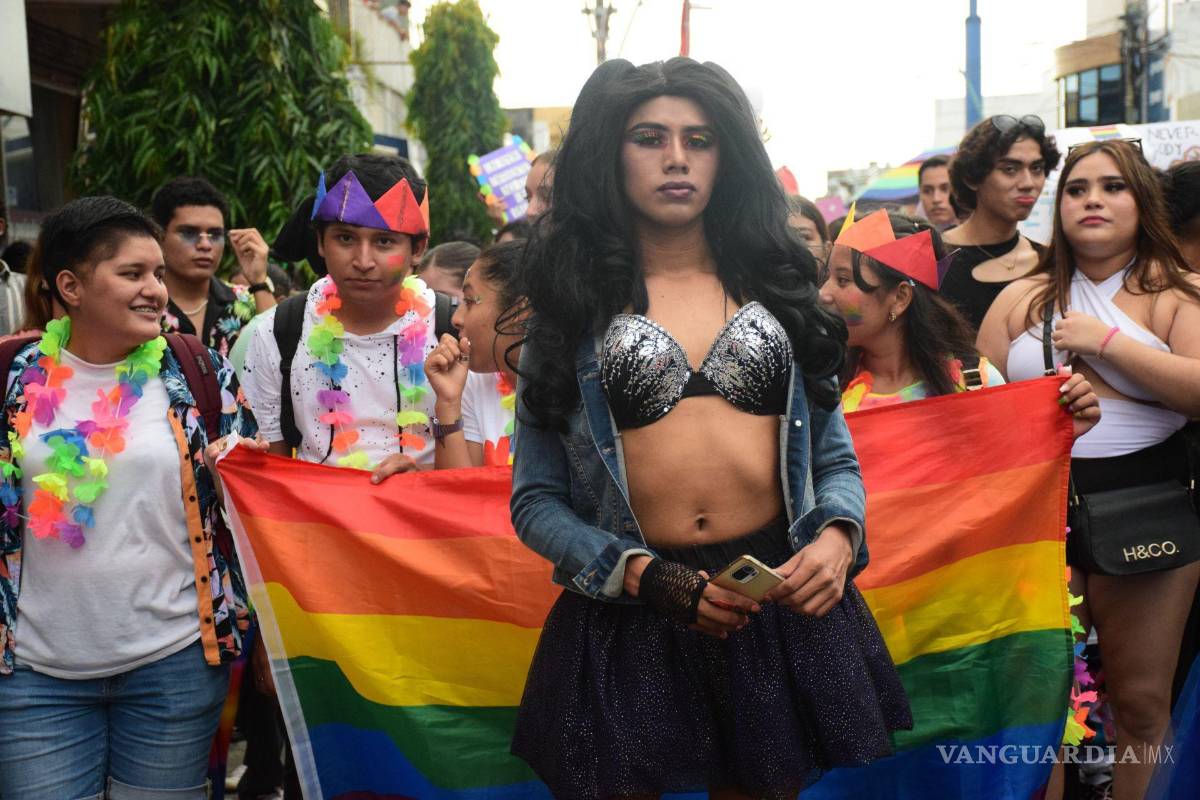 $!Marchan comunidad LGBTIQ en Tapachula, para visualizar la discriminación que sufre, donde piden respetar el derecho al ser libre.