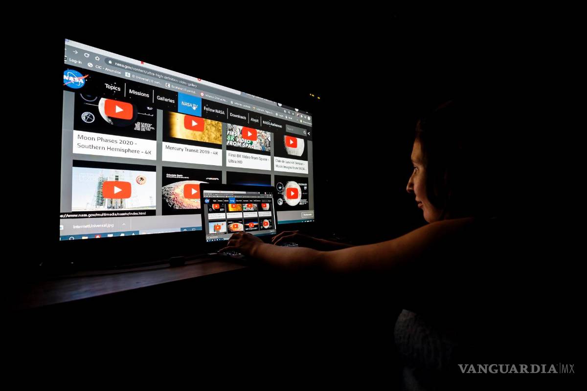 $!Una mujer navega por una página en internet en México. EFE/José Méndez