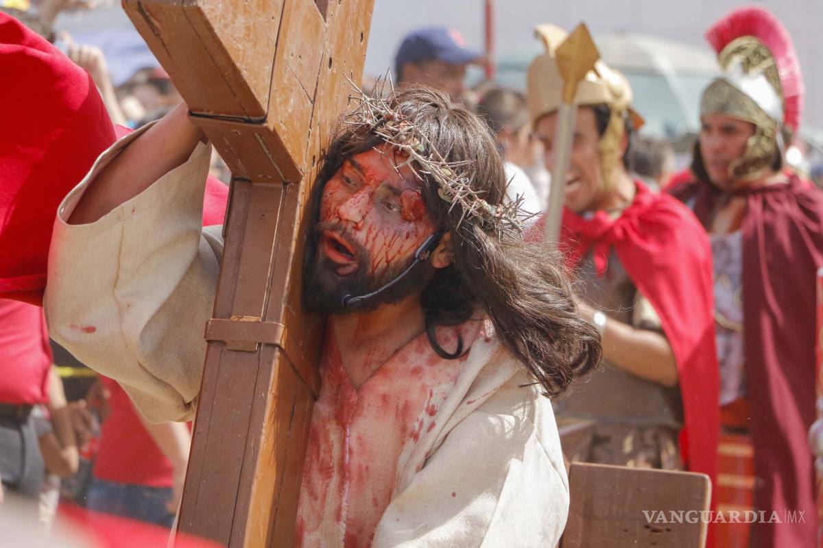 $!En Saltillo acuden más de 12 mil personas al Vía Crucis del Ojo de Agua