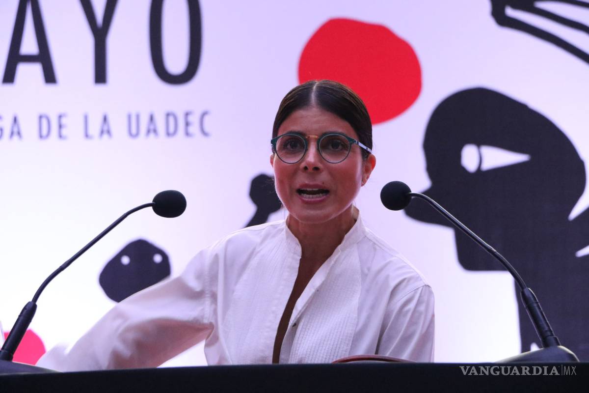 Ely Guerra conquista a la FIL con lectura en atril