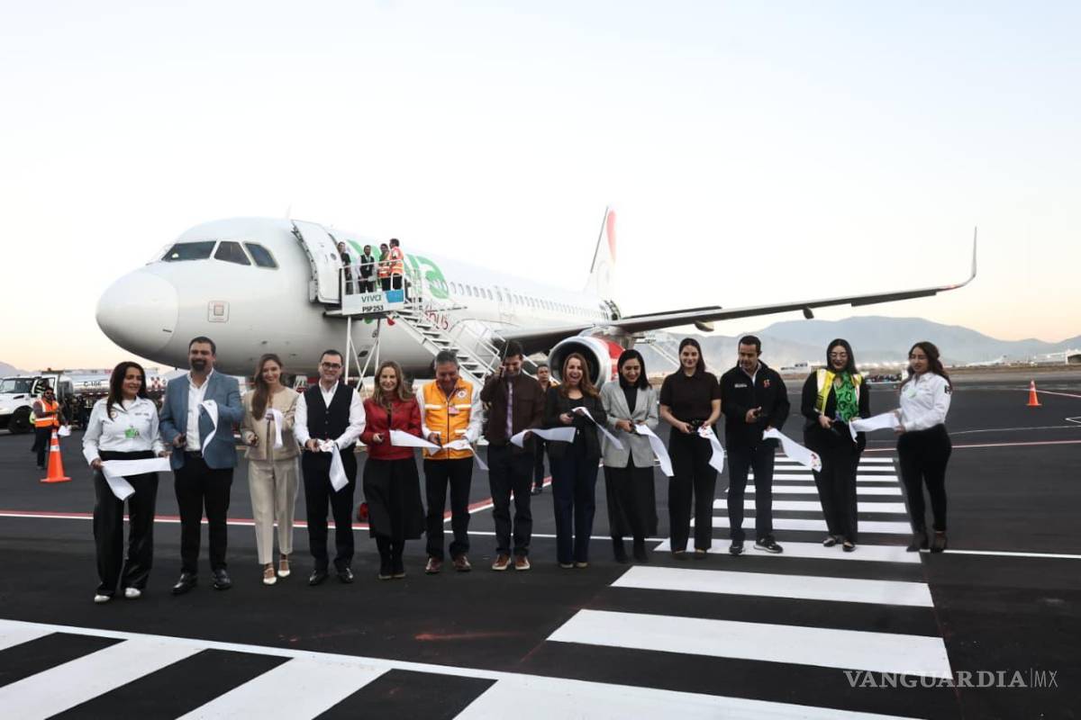 $!Autoridades estatales y municipales recibieron el primer vuelo comercial desde 2020 en el Aeropuerto Internacional Plan de Guadalupe