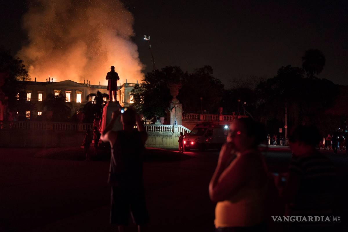 $!Voraz incendio destruye el Museo Nacional de Brasil y pierde gran parte de su acervo (Fotogalería)