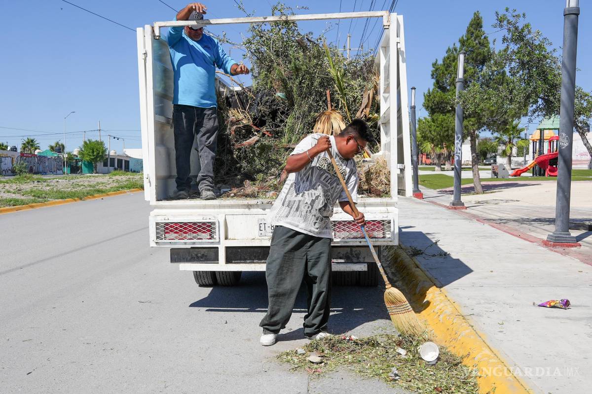 $!Tras las lluvias, el Gobierno de Ramos Arizpe atendió colonias afectadas con maquinaria y personal especializado.