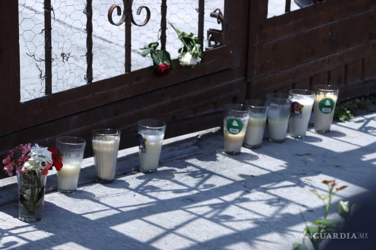 $!Los vecinos colocaron veladoras afuera de la vivienda donde se cometió el doble asesinato.