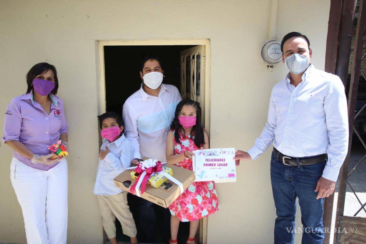 Entrega Alcalde de Saltillo personalmente premio a niña ganadora de concurso de dibujo