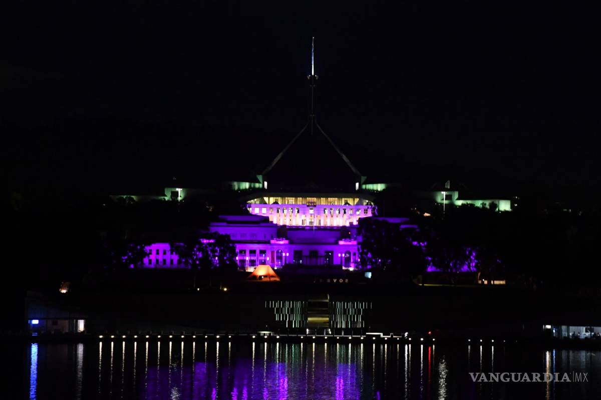 $!La antigua Casa del Parlamento y la Casa del Parlamento Federal se iluminan para las celebraciones del Jubileo de Platino de la Reina Isabel II en Canberra, Australia.