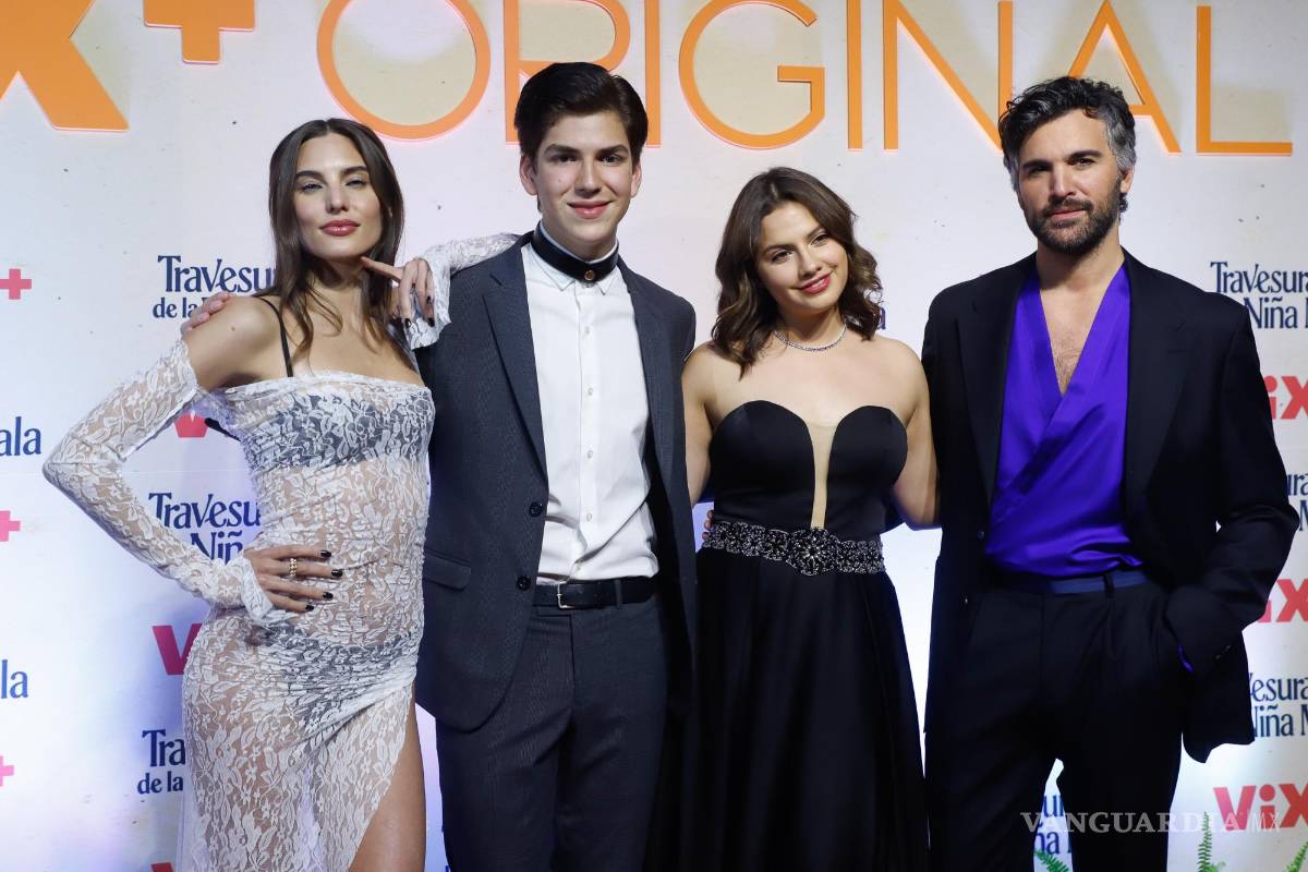 $!(i-d) Los actores Macarena Achaga, Jaime Maqueo, Paulina Gil y Juan Pablo Di Pace posan durante la alfombra roja de la serie Travesuras de la niña mala.