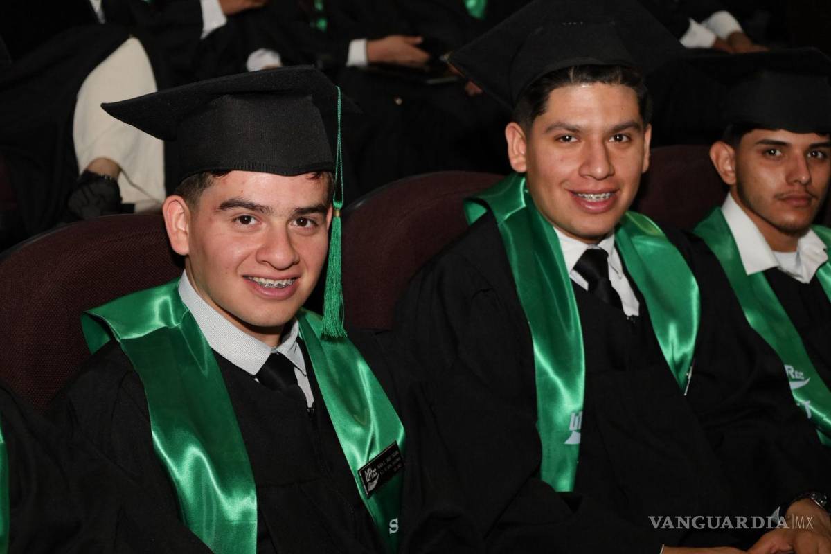 $!Egresados de la UTRCC celebraron su graduación en el Teatro de la Ciudad, acompañados por familiares y autoridades educativas.