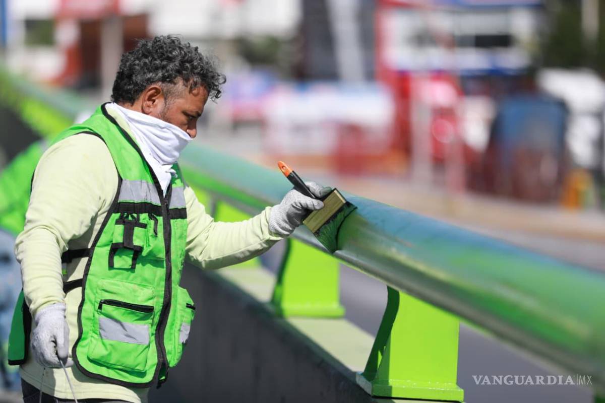 $!Además del mantenimiento vial, las brigadas retiran grafiti y pintas no autorizadas en muros y columnas del distribuidor.