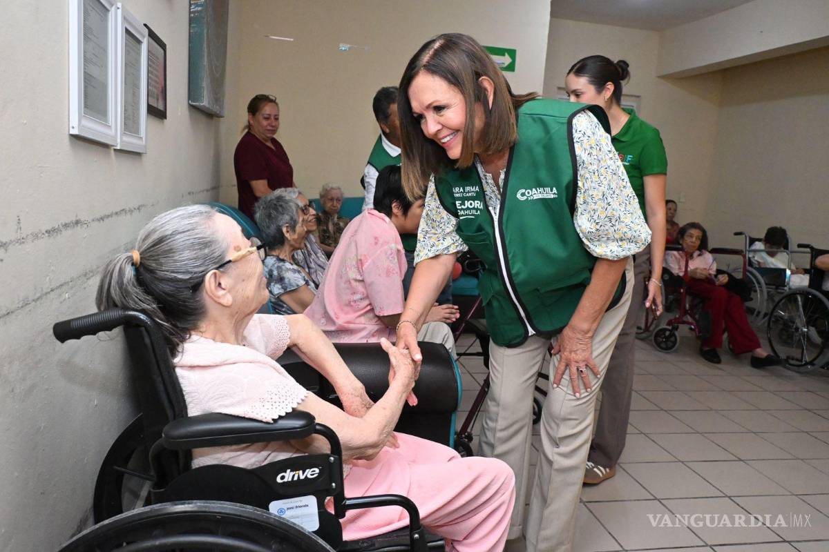 $!La alcaldesa Sara Irma Pérez convivió con residentes del Asilo Emanuel durante la celebración del Día del Abuelo.