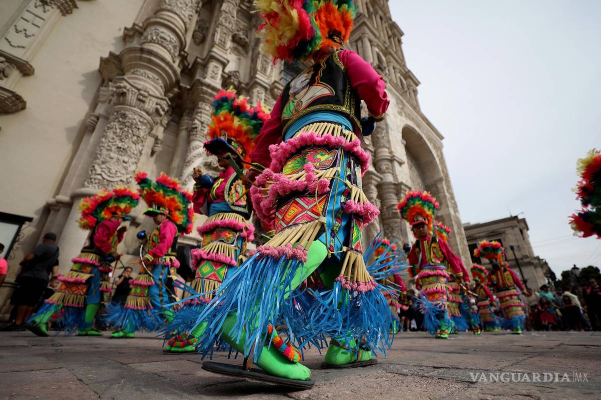 $!Artistas participan en la celebración de la Fiesta Internacional de las Artes Saltillo 445 danzando cerca a la Parroquia del Ojo de Agua Saltillo, Coahuila (México).