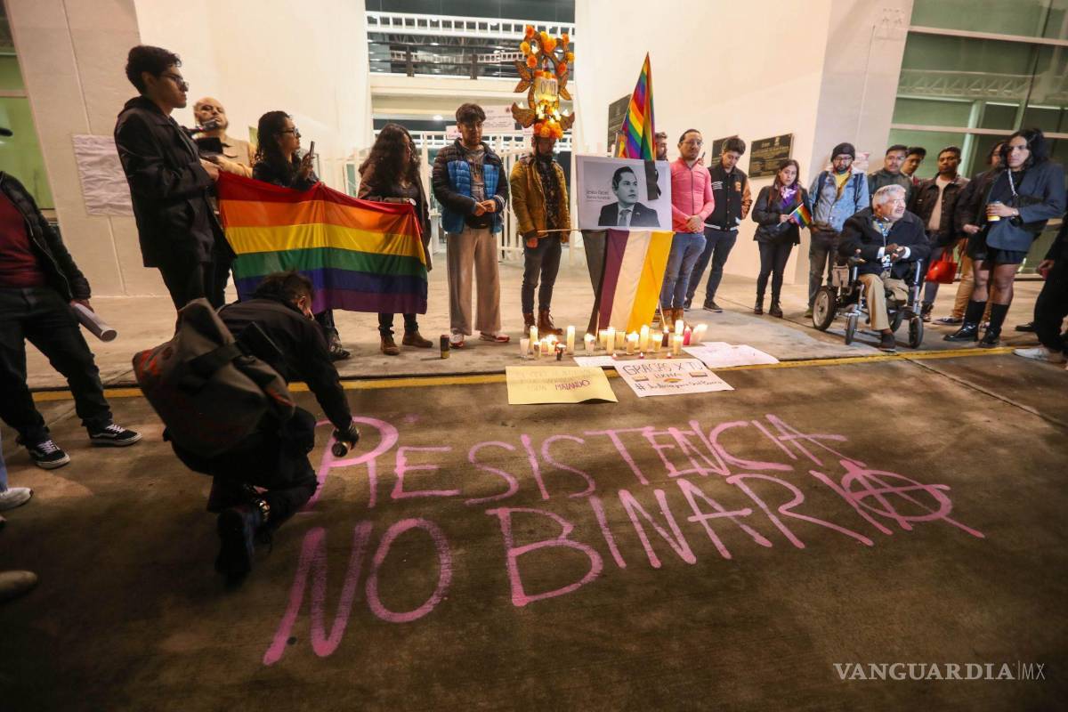 $!Integrantes de la comunidad LGBTTTIQA+ llevaron a cabo una protesta y velada por Jesús Ociel Baena en Toluca, Estado de México.