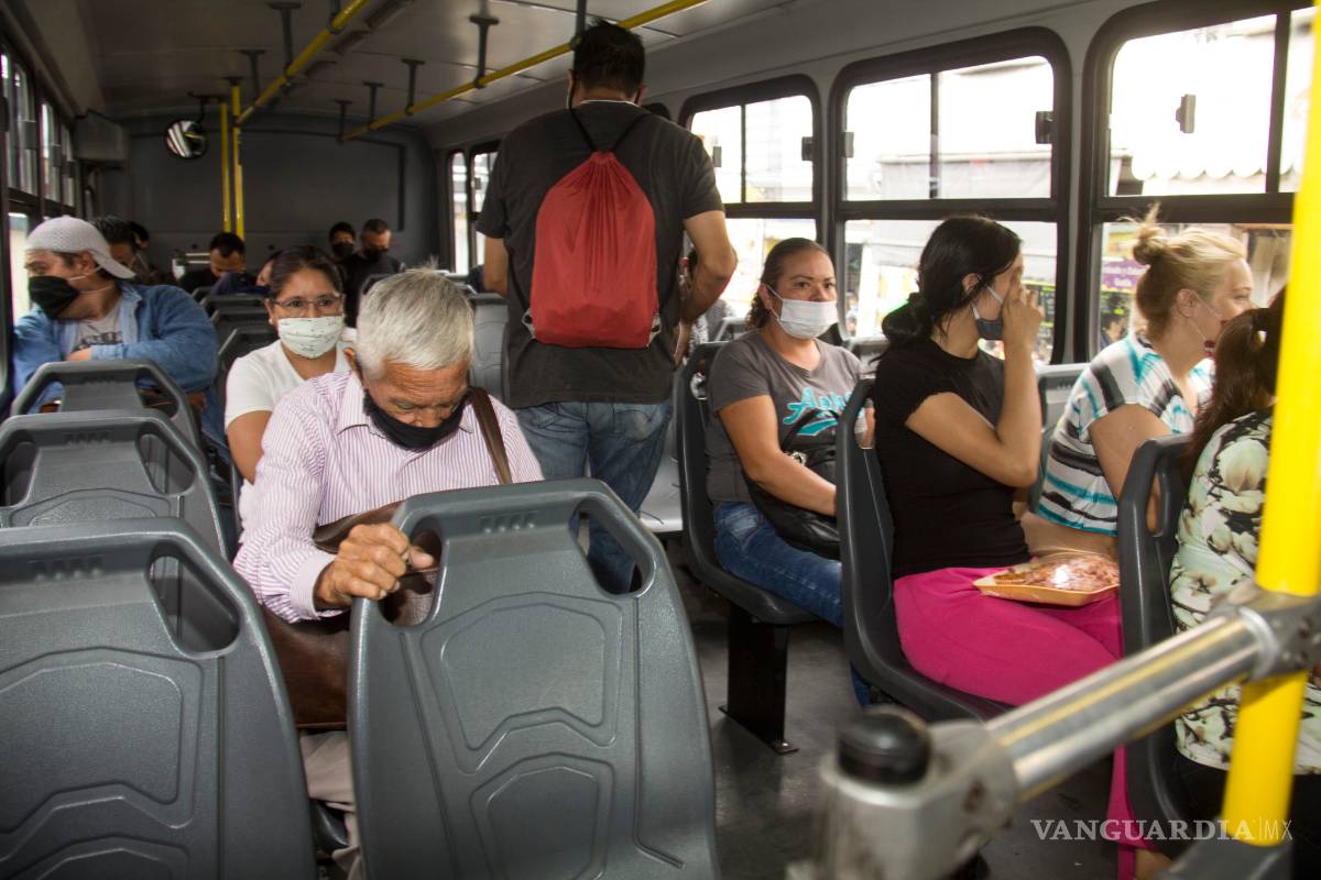 Temen contagio de coronavirus usuarios del transporte de Saltillo