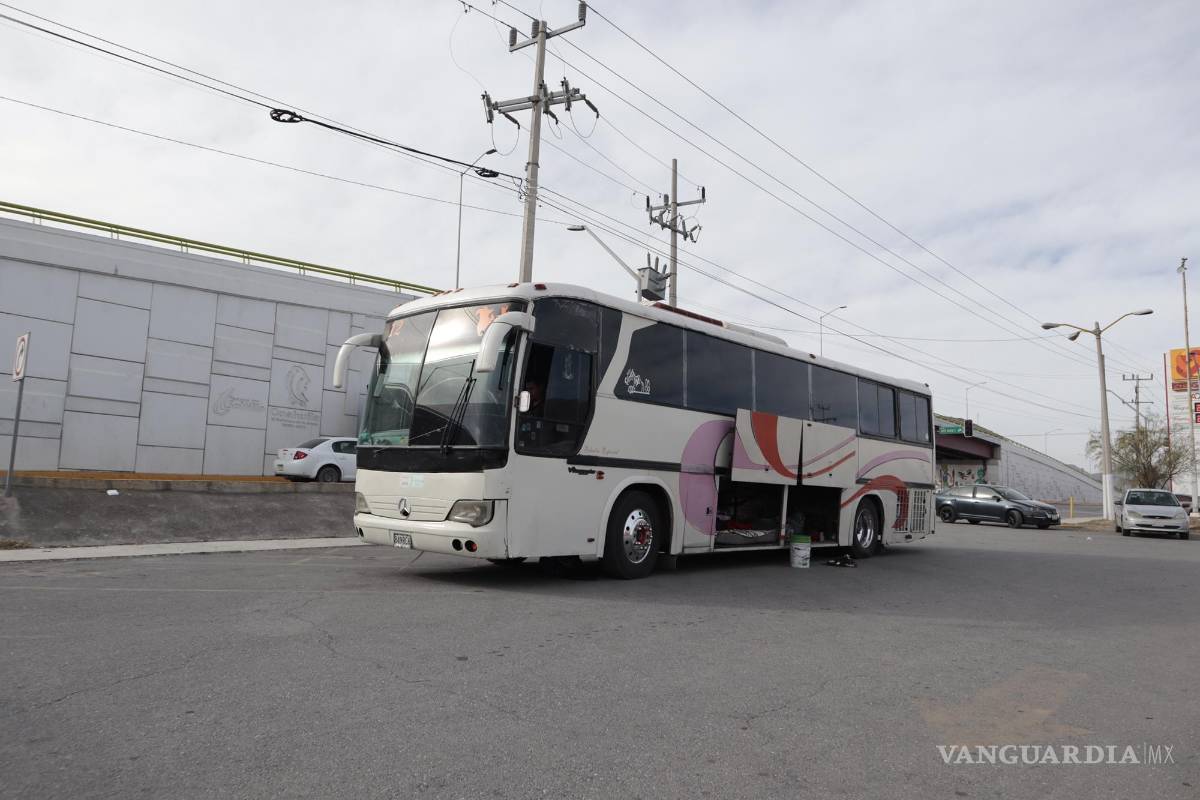 $!Algunos familiares viajan desde Monclova, Coahuila, hasta la capital del estado. El costo del pasaje es de 220 pesos, ida y vuelta.