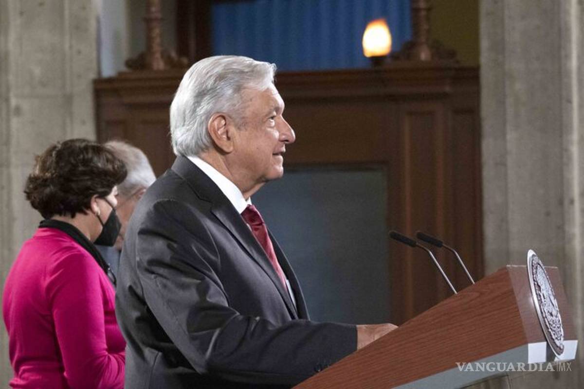 'Se puede ser feliz sin dinero, con lo básico': AMLO a nuevas generaciones