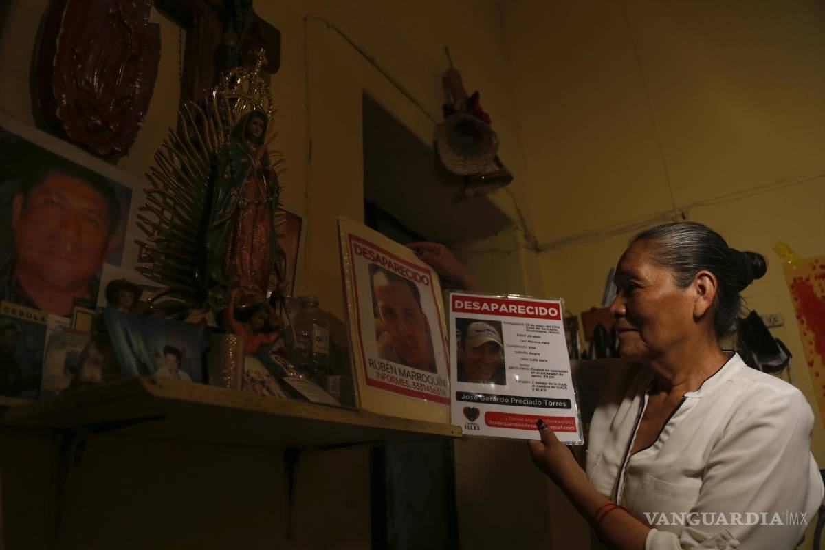 $!La señora María del Refugio Torres, posa con un cartel de búsqueda de su hijo José Preciado, desaparecido hace 8 años en Guadalajara, Jalisco (México).