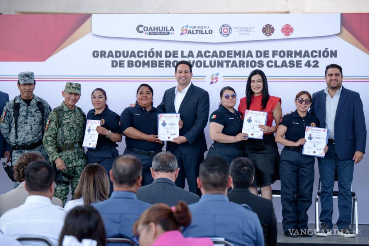 $!El alcalde Javier Díaz González encabezó la ceremonia de graduación y reconoció la labor del Heroico Cuerpo de Bomberos.