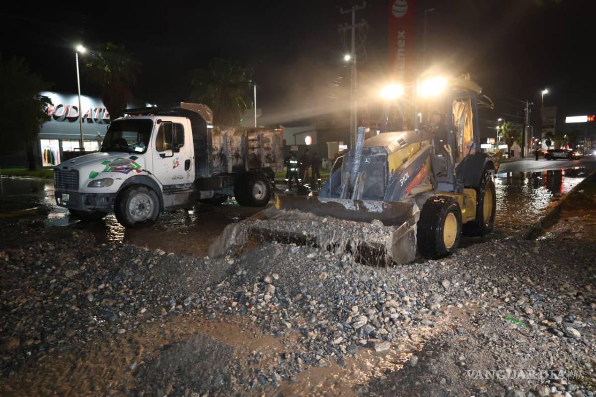 $!Las lluvias provocaron el arrastre de material sobre el bulevar Fundadores, por lo que cuadrillas municipales realizaron labores de limpieza.