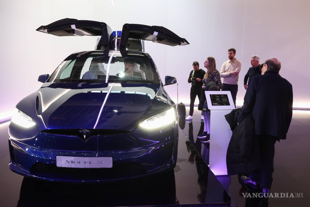 $!Un Model X de la compañía automotriz estadounidense Tesla durante la inauguración del Salón del Automóvil de Bruselas 2023, en Bruselas, Bélgica.