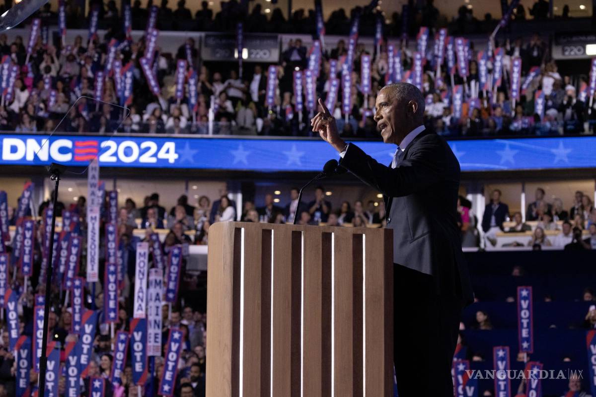 $!El expresidente estadounidense Barack Obama da un discurso en la segunda noche de la Convención Nacional Demócrata (DNC) en el United Center en Chicago.