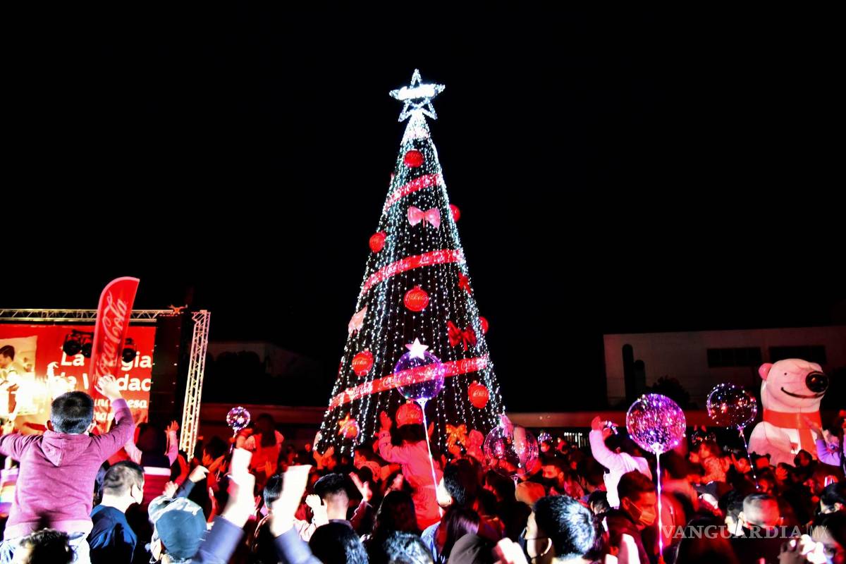$!Encienden de manera oficial el Pino Navideño en Plaza de las Ciudades Hermanas, Saltillo