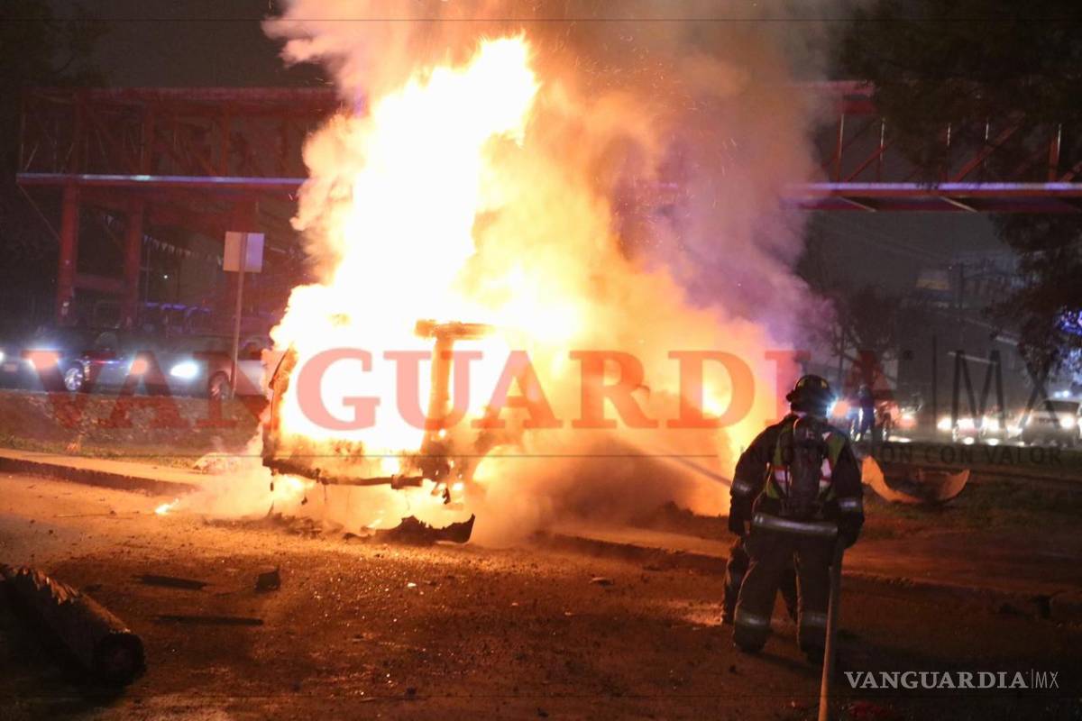 $!Se incendia camioneta tras accidente en Paseo de la Reforma de Saltillo