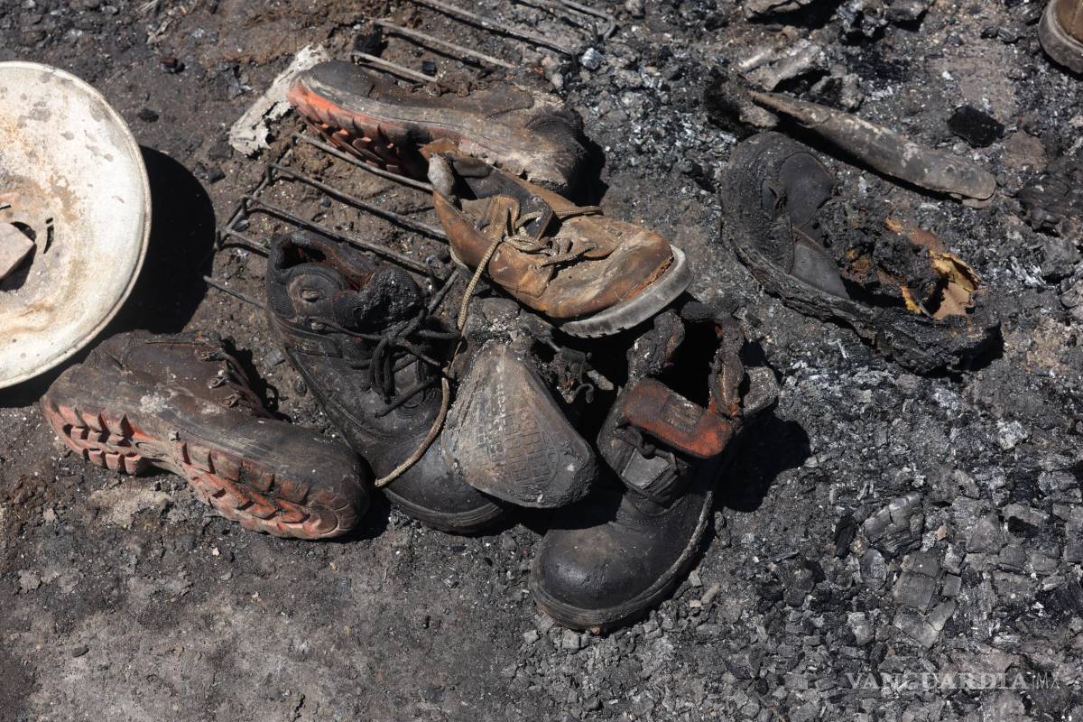 $!Entre los escombros, los damnificados intentan recuperar pertenencias tras el incendio que arrasó con sus viviendas en la colonia Urbivilla.