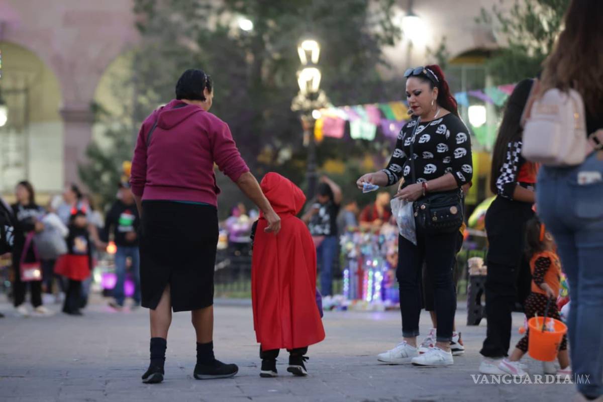 $!El espíritu de Halloween se sintió con fuerza en las calles del primer cuadro de Saltillo.