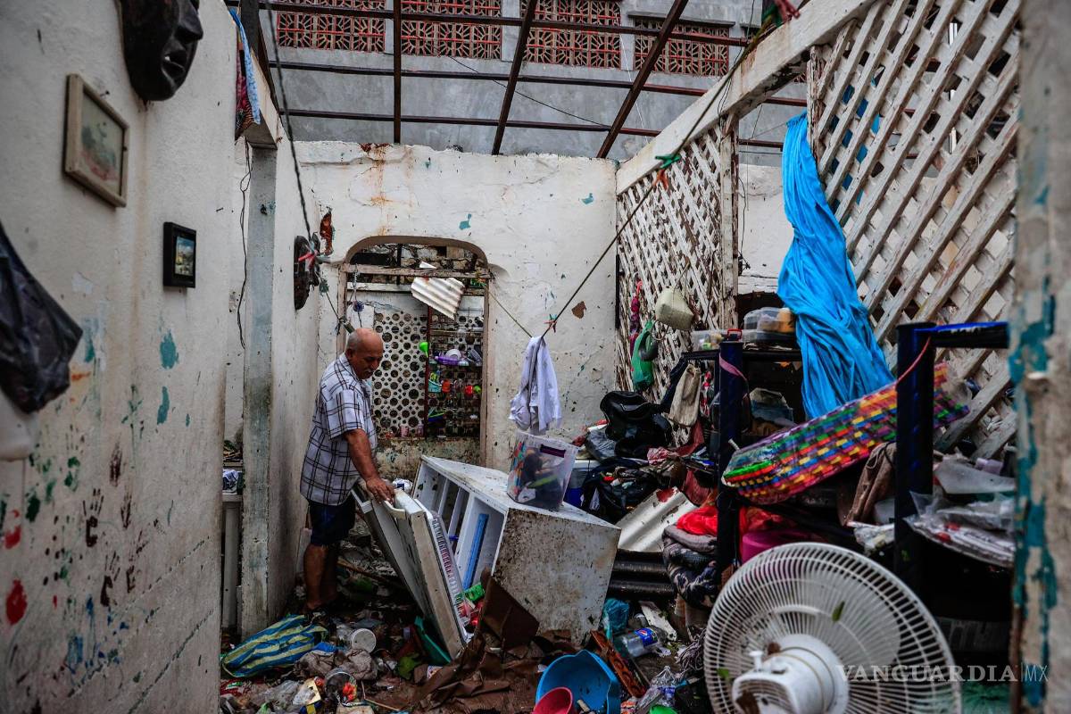 $!Un hombre revisa el estado de su vivienda tras el paso del huracán Otis en el balneario de Acapulco, en el estado de Guerrero, México.