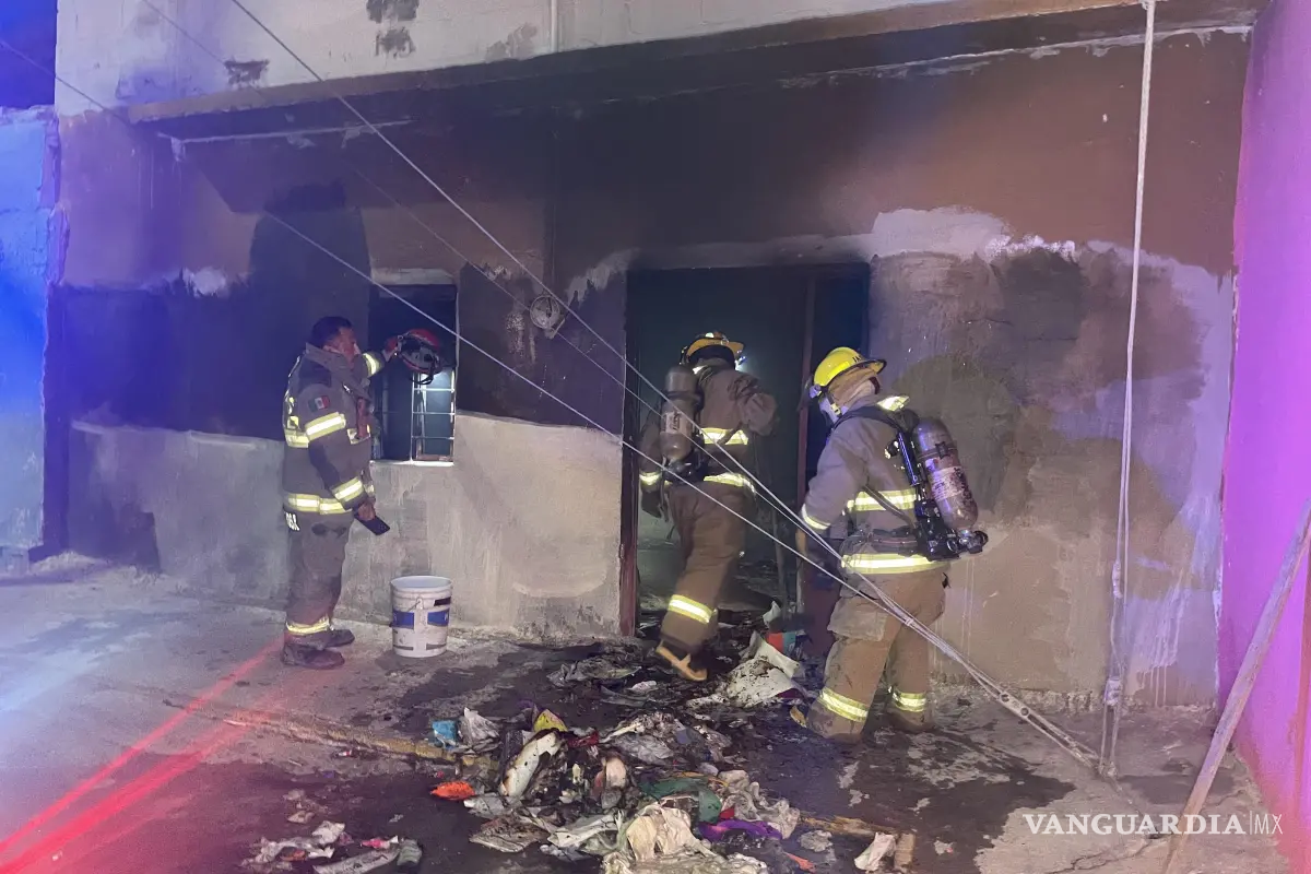 $!Arde casa abandonada en Saltillo; vecinos la señalan como punto de consumo.