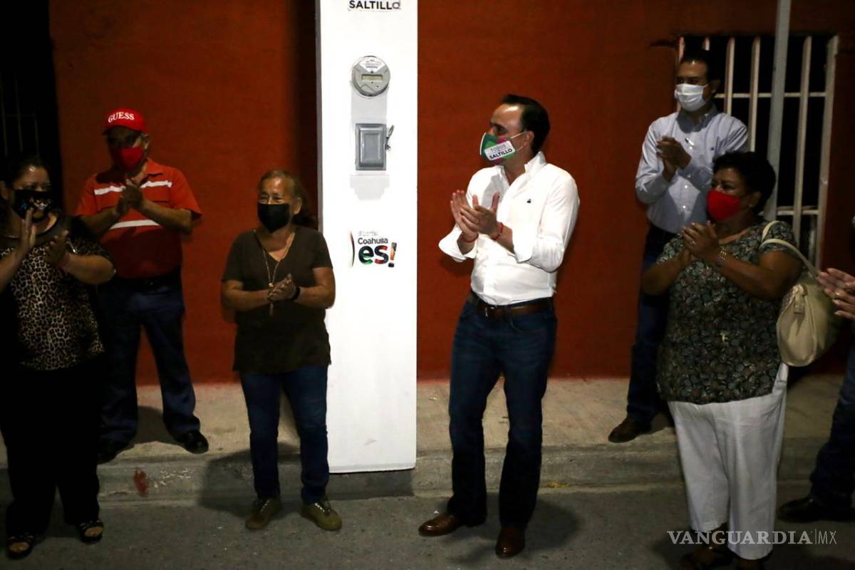 Encienden luces con tecnología led en la Pueblo Insurgentes