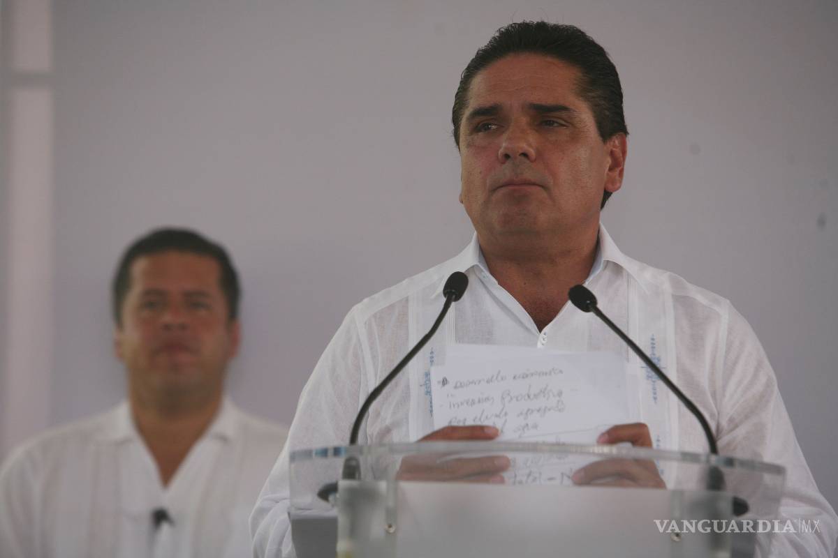 Gobernador de Michoacán promete escuchar a normalistas